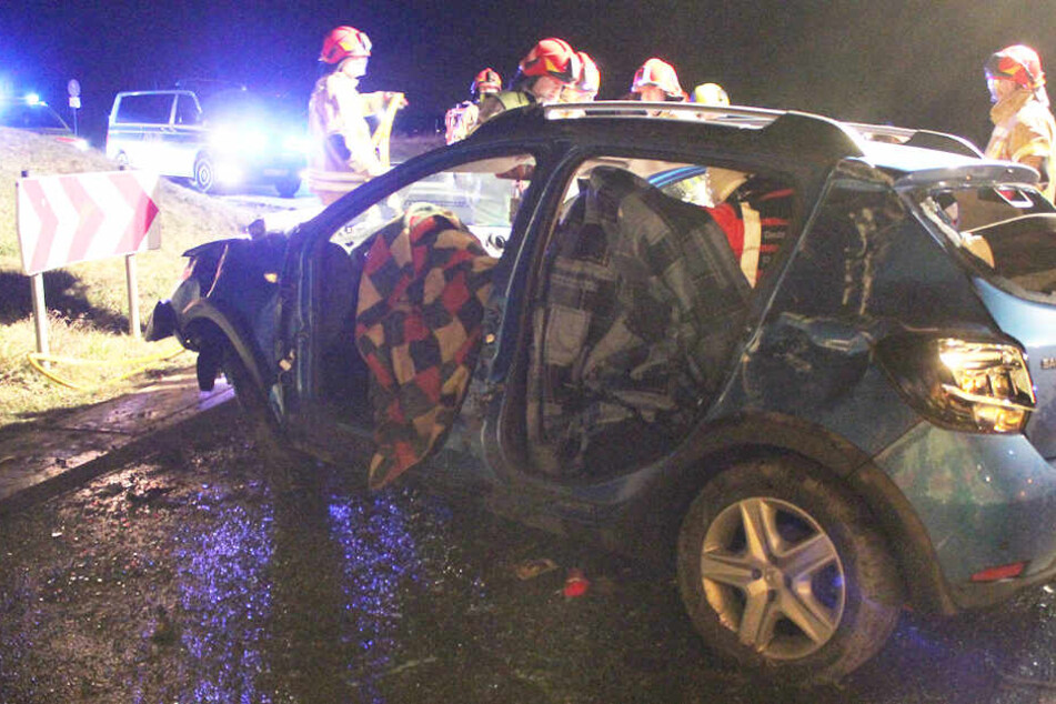Dieser Dacia Sandero war an einer Kreuzung der B176 bei Neukieritzsch über einen Kreisverkehr geflogen.