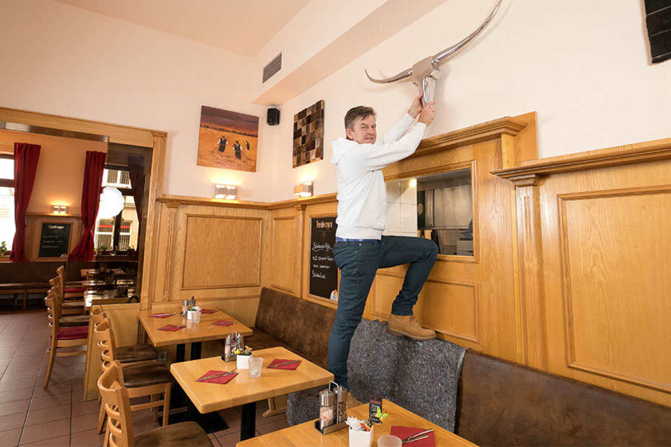 Vom Durchgang zur Küche ist nur ein Fenster geblieben. Darüber hängt Wirt Zuber einen silbernen Deko-Rinderkopf auf.