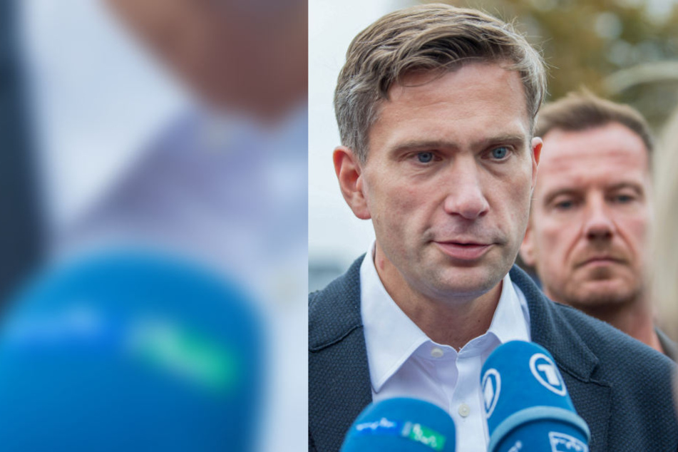 Martin Dulig, Wirtschaftsminister von Sachsen, spricht vor der Kundgebung des Bündnisses Chemnitz Nazifrei unter dem Motto "Herz statt Hetze" mit Journalisten.