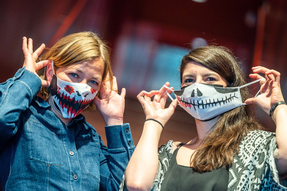 Anja Richter (l.) und Marie Fröde (28) von den Kunstsammlungen zeigen die Grusel-Masken, die Kinder im Museum Gunzenhauser gestalten können.
