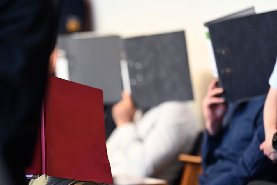 Ein Teil der Angeklagten sitzt im Gerichtssaal. (Archivbild)