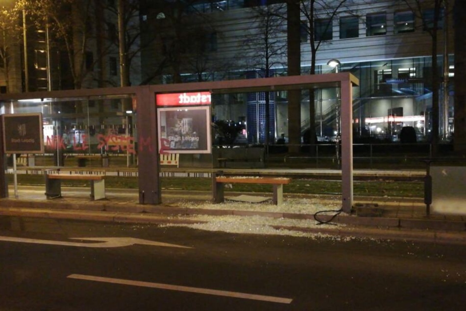Auch ein Wartehäuschen, mehrere Autos und Schaufenster kamen während der Demonstration zu Schaden.