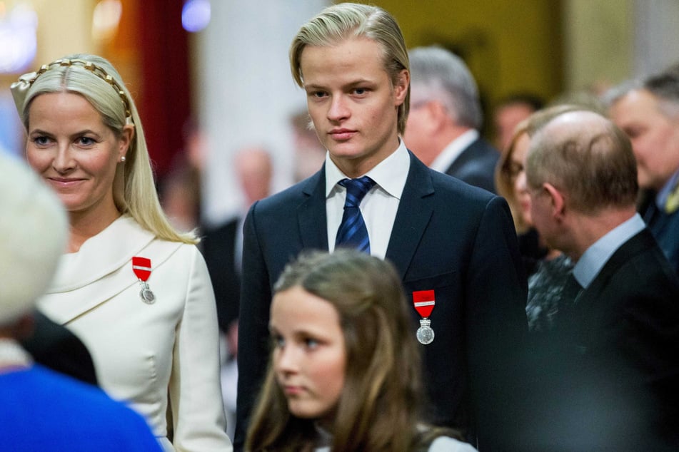 La princesa heredera Mette-Marit de Noruega (51, a la izquierda) y su hijo Marius en el año 2015. (Foto de archivo)