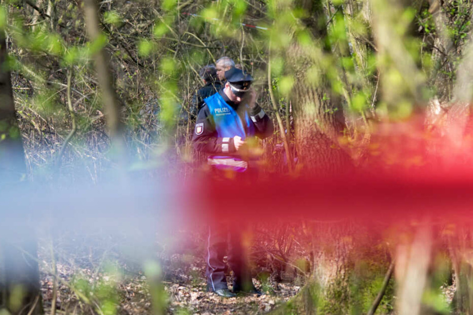 Die Polizei hat das Waldstück in Glinde abgesperrt und sichert Spuren am Fundort der Leiche.