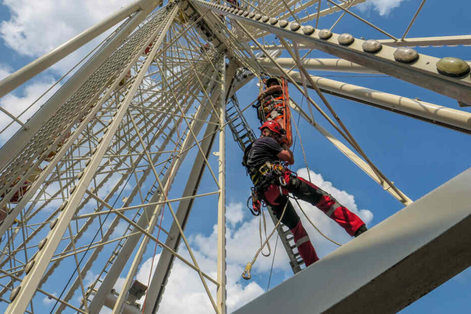 Der Verletzte wurde aus dem Riesenrad abgeseilt.