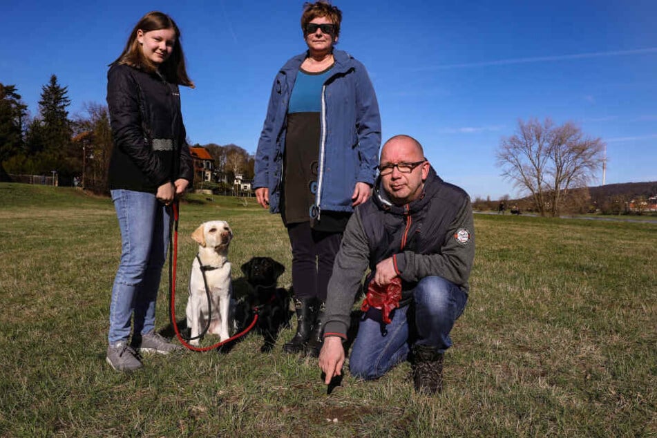 Leni (13), Petra (46) und Andreas V. (46) sorgen sich um ihre Hunde.