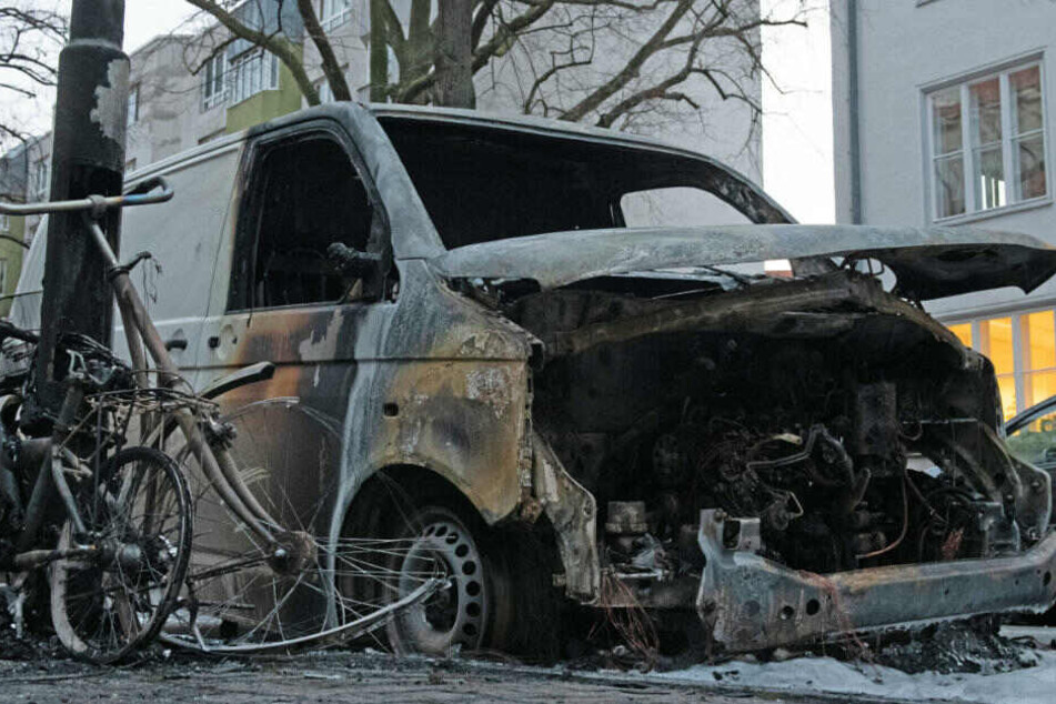 Ein ausgebrannter Transporter, der für den Online-Händler Amazon im Einsatz war, steht an der Sarrazinstraße.