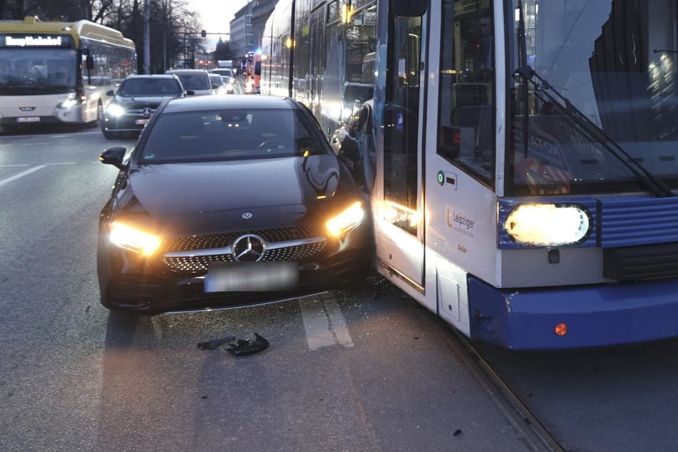 Unfall auf Leipziger Ring: Auto und Tram stoßen zusammen