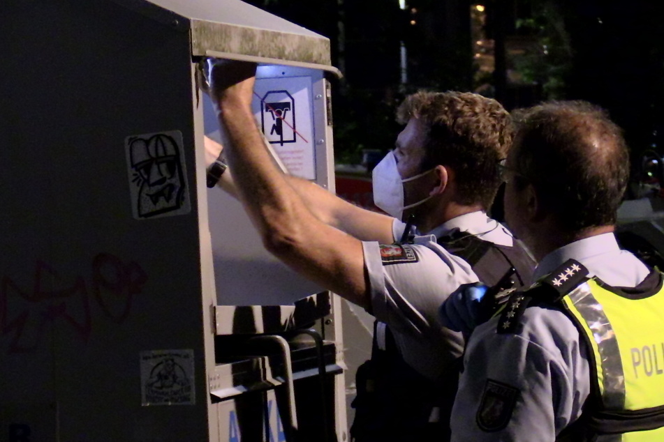 Polizisten kontrollierten den Altkleidercontainer und sicherten Spuren.