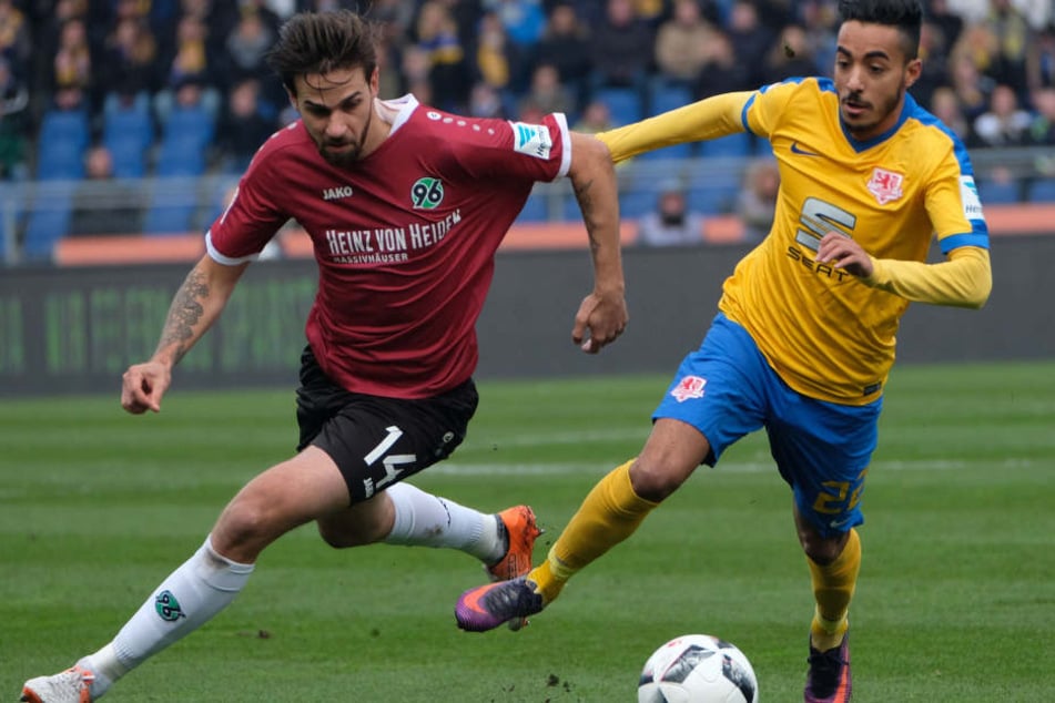 Salim Khelifi (r) im Duell mit Hannovers Martin Harnik. (Archivbild.)