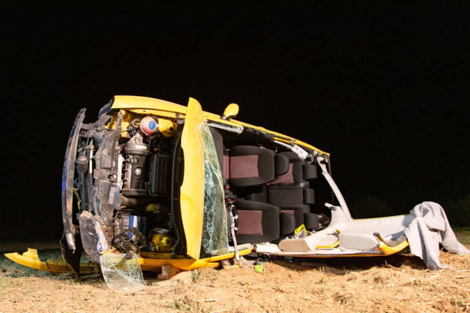 Das Auto wurde komplett zerstört.