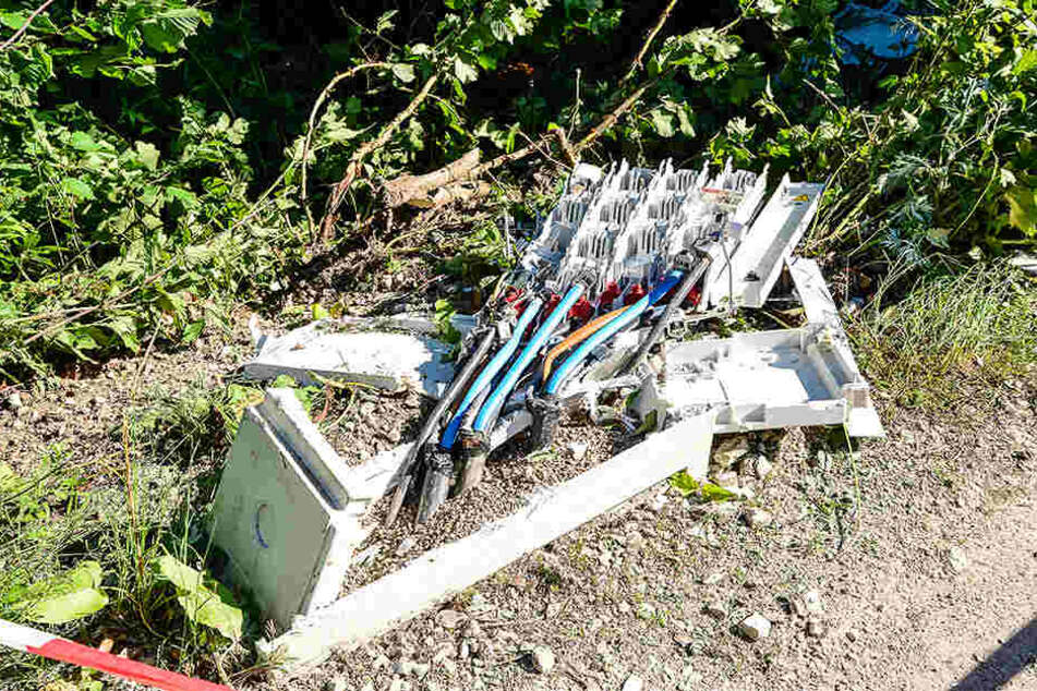 Ein Stromkasten wurde schwer in Mitleidenschaft gezogen.