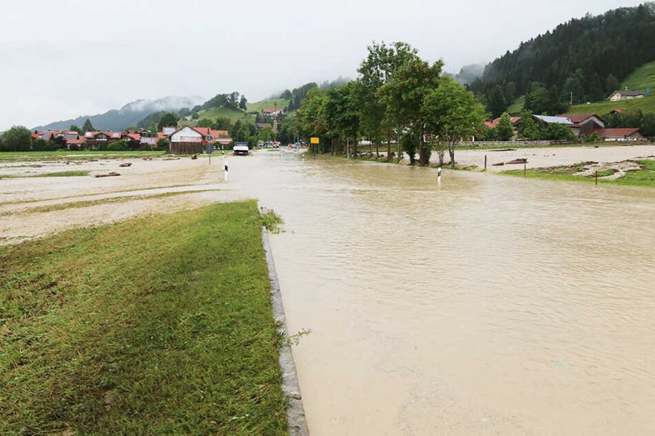 Im Ortsteil Kranzegg sind ganze Straßenzüge überflutet.