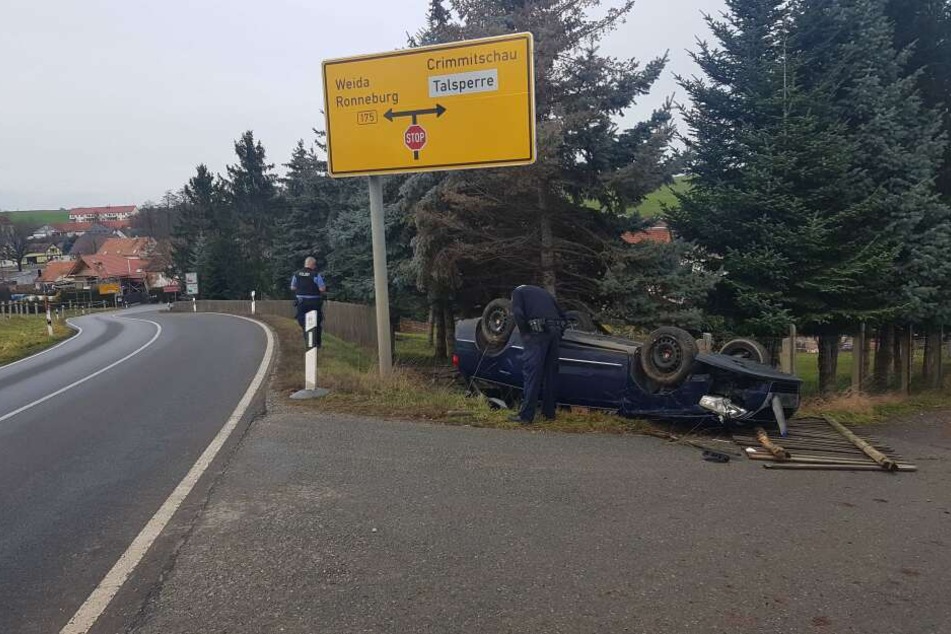 Das Auto kam auf dem Dach zum Stillstand.