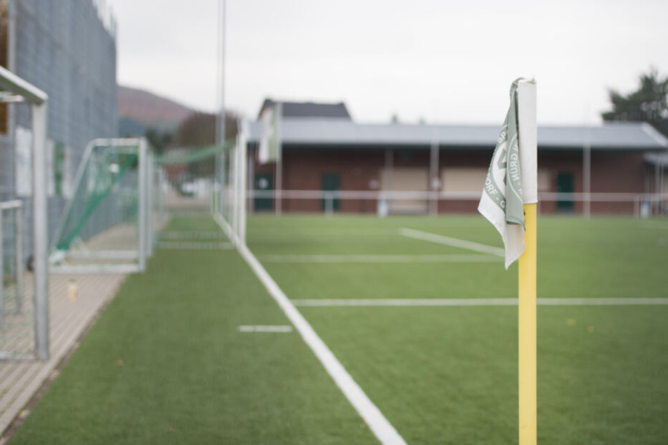Bei einem Fußballspiel wurde ein Schiedsrichter verprügelt.