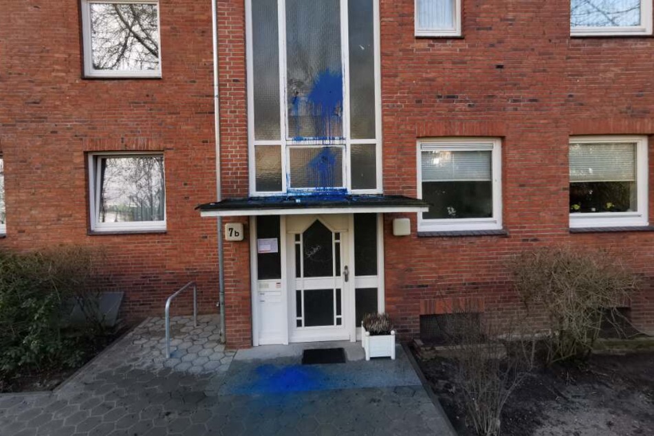 Mehrere Farbflaschen trafen das Haus des AfD-Politikers.