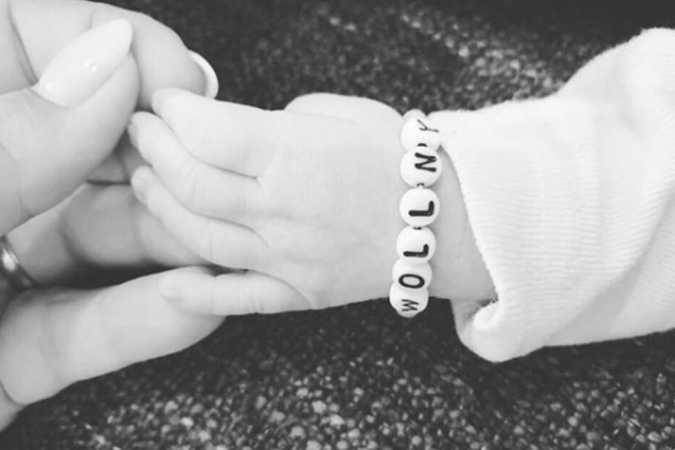 Auf Instagram postete Sylvana bisher nur ein Bild von ihrer Hand und der ihres neugeborenen Kindes.