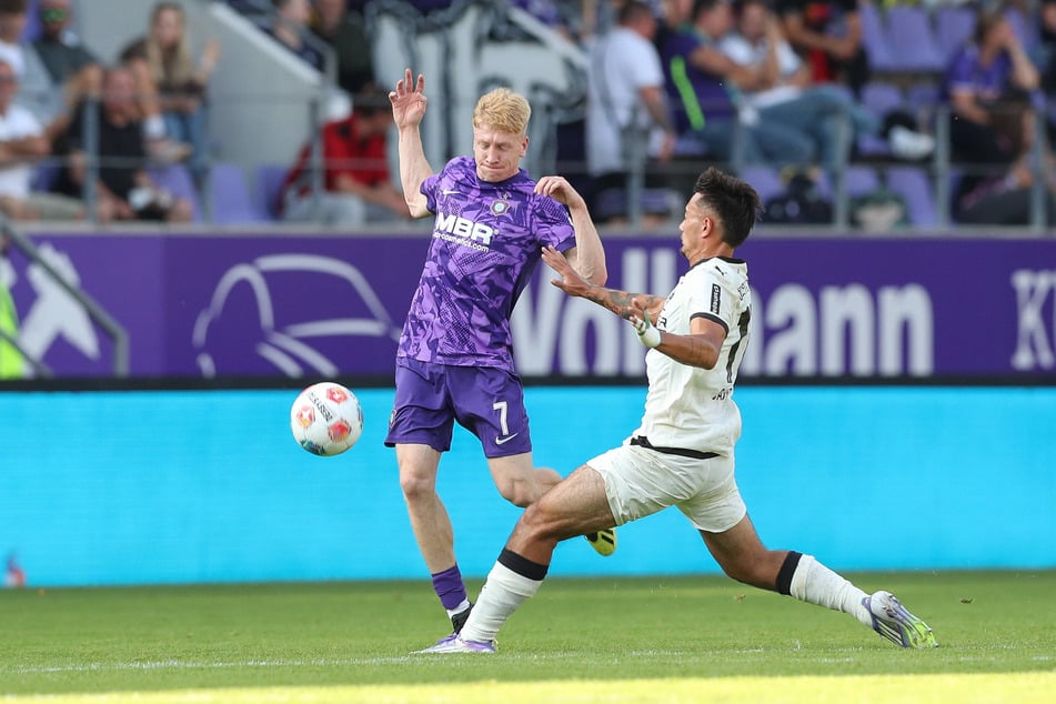 Erik Weinhauer (24, l.) im Test gegen Mönchengladbach. In dieser Szene überläuft er Jens Castrop.
