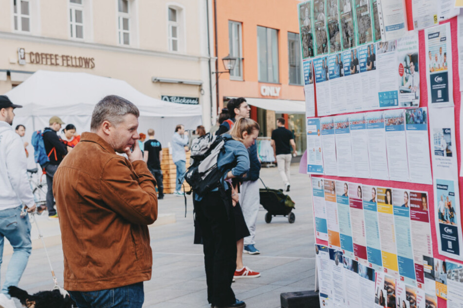 Digital und vor Ort – die Jobwall hält ca. 1500 aktuelle Stellenangebote parat.