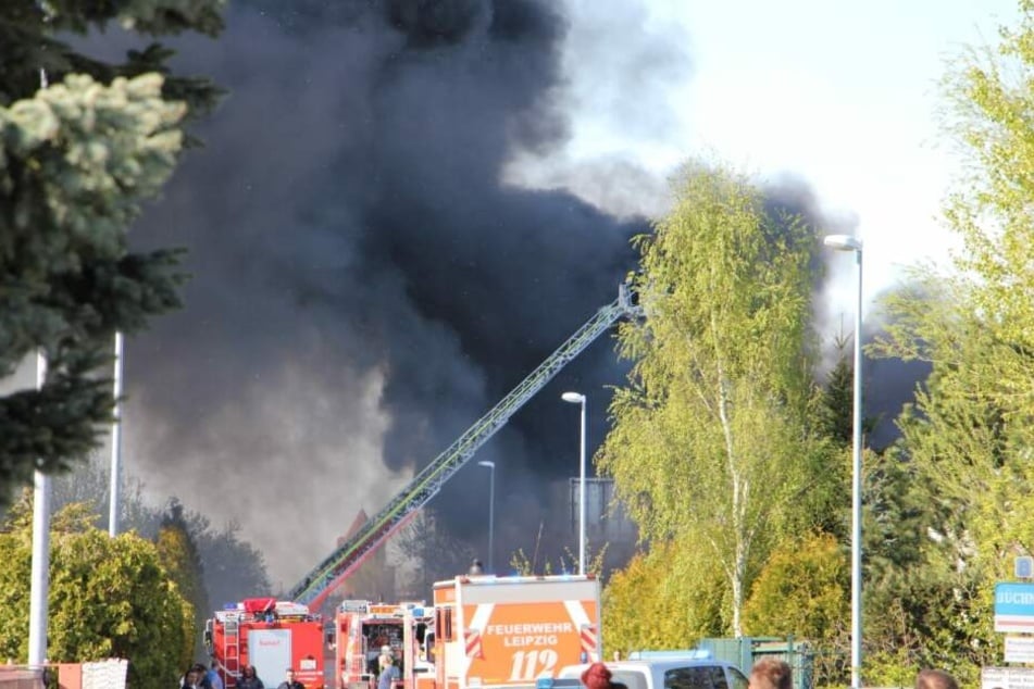 Auf einem Schrottplatz in Leipzig-Mölkau war es am Sonntag zu einem Großbrand gekommen.
