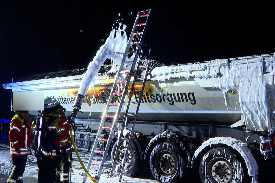 Die Feuerwehr konnte den Brand löschen, dennoch war die A1 stundenlang gesperrt.