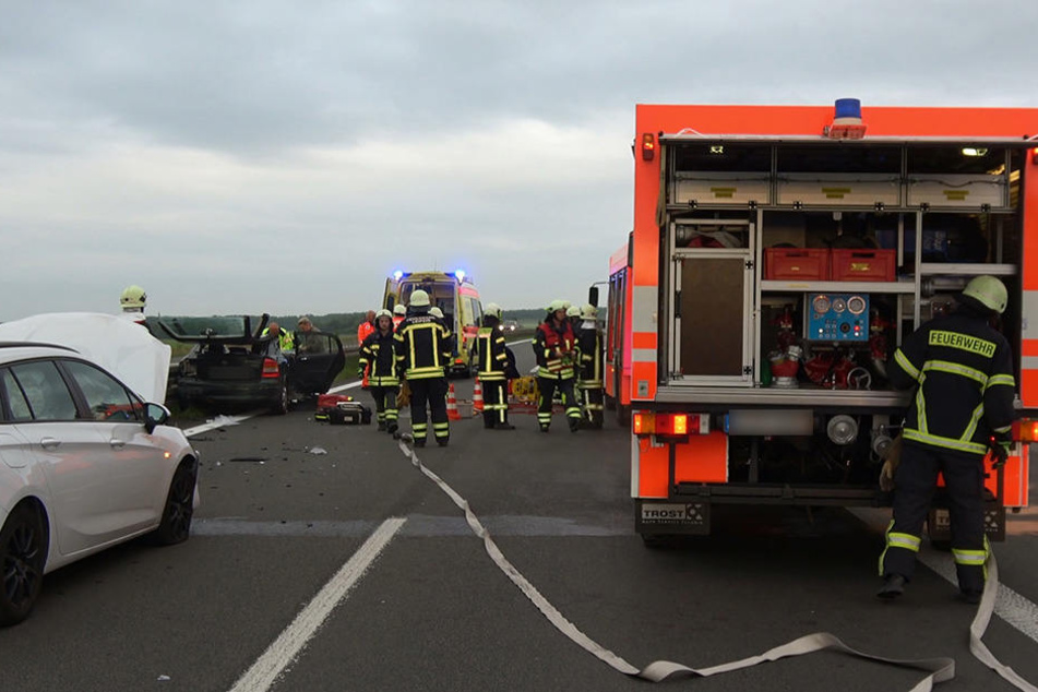 Im Hintergrund ist zu sehen, wie das Autodach auf dem schwarzen Opel fehlt.