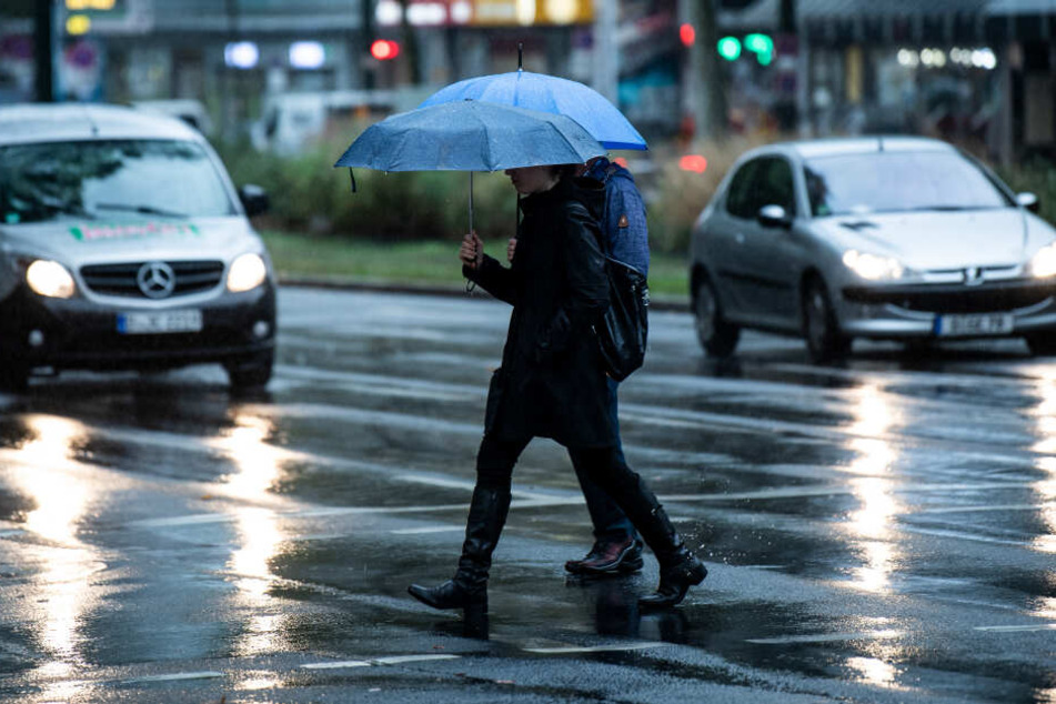 Regenwetter angekündigt: Am Wochenende sollte man in NRW einen Regenschirm dabei haben.