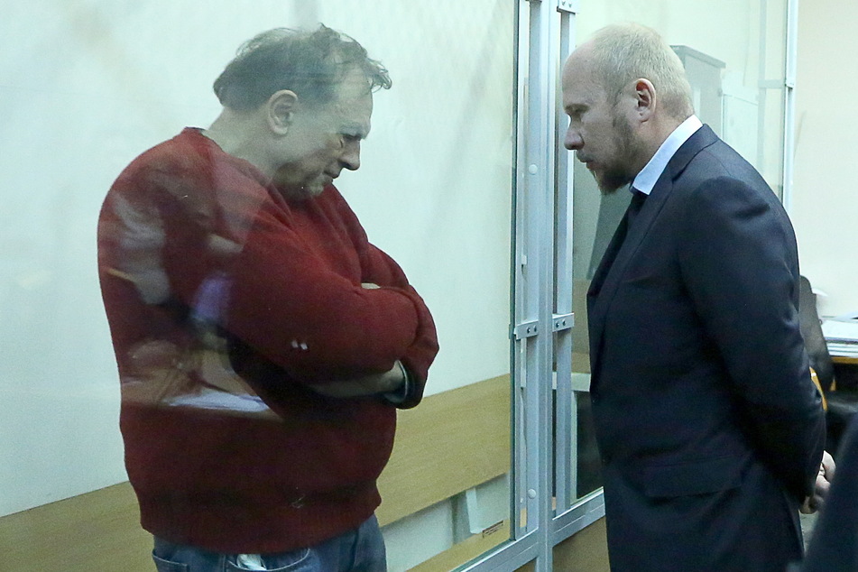 Der angeklagte Geschichtsprofessor Oleg Sokolow (63, l.) unterhält sich bei einer Gerichtsverhandlung mit seinem Rechtsanwalt Alexander Pochuyev.