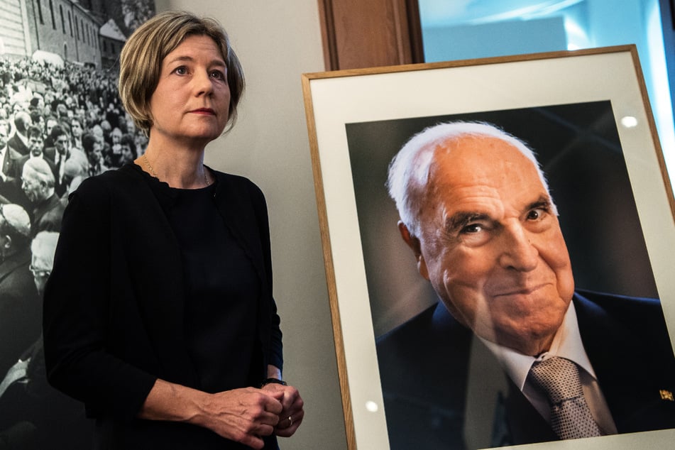 Kohl-Witwe Maike Kohl-Richter neben einem Porträt ihres Mannes Helmut, der 16 Jahre lang Bundeskanzler von Deutschland war.