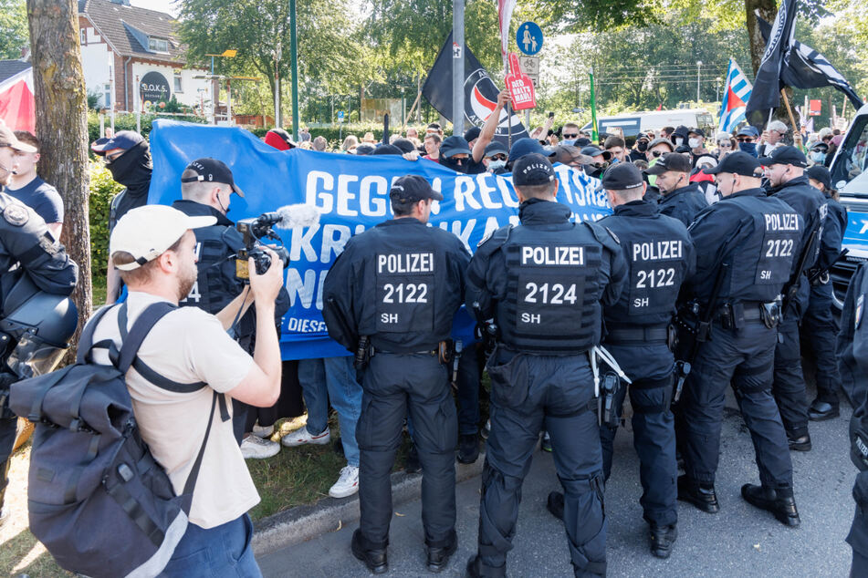 Vor dem Lokal in. Neumünster, in dem die AfD-Veranstaltung stattfindet, kommt es zu Protesten.