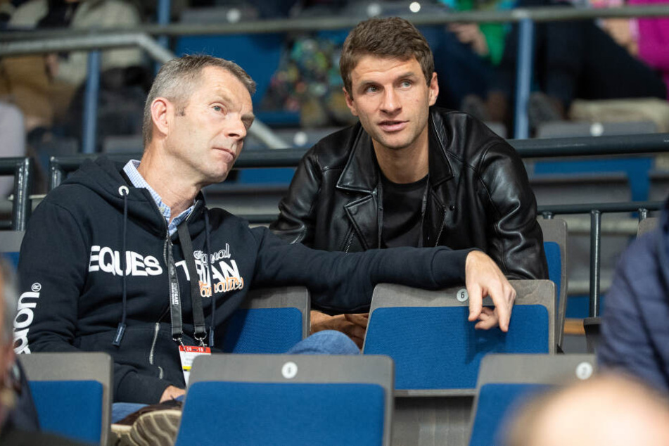 Götz Brinkmann (l), Heimtrainer der Reiterin Lisa Müller, spricht vor einem Turnier mit ihrem Ehemann, dem Fußballer Thomas Müller.