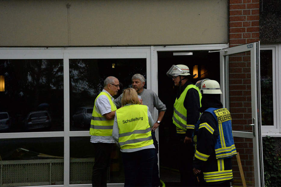 Einsatzleitung und Schulleitung koordinierten den Einsatz.
