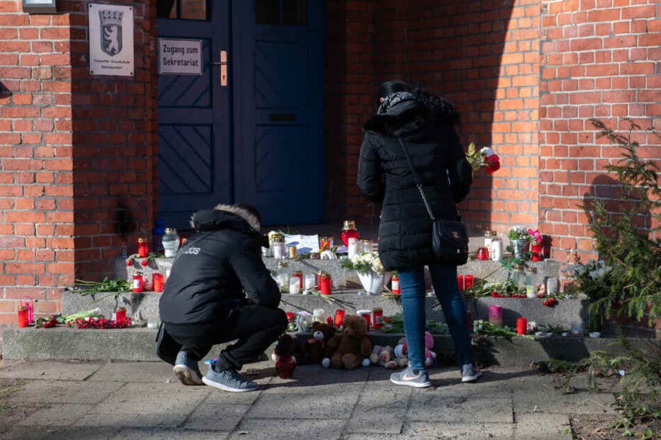 Die zahlreichen Kerzen und Blumen vor der Schule sollen durch einen Trauerraum im Gebäude ersetzt werden.