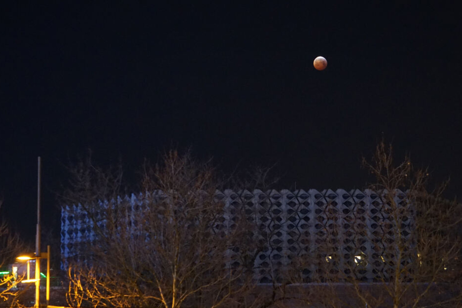 Der Mond gegen 6.40 Uhr über Chemnitz.