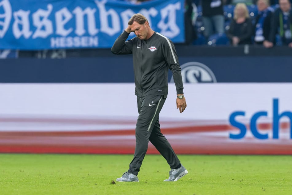 Geknickt läuft Trainer Ralph Hasenhüttl zu seinen Jungs. Seine Mannschaft hat soeben 0:2 gegen Schalke 04 verloren.