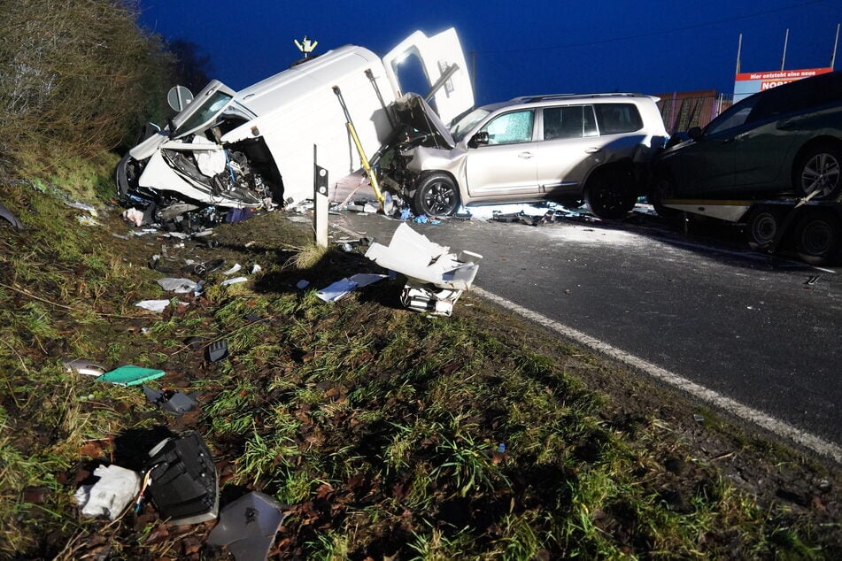 Neben dem Kastenwagen war auch ein Auto samt Anhänger und Ladung beteiligt.