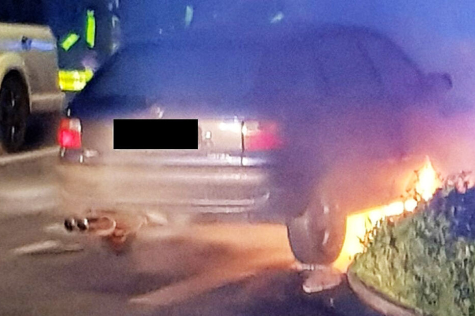 Der Motor des Autos stand in Flammen.