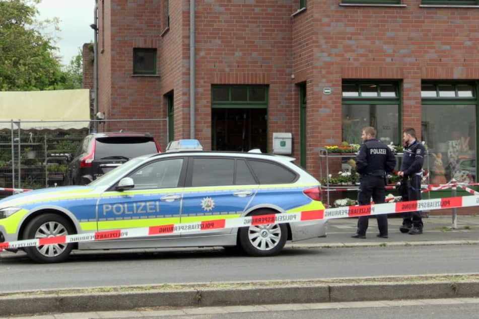 Die Polizei sperrte den Tatort in Neuss großräumig ab.