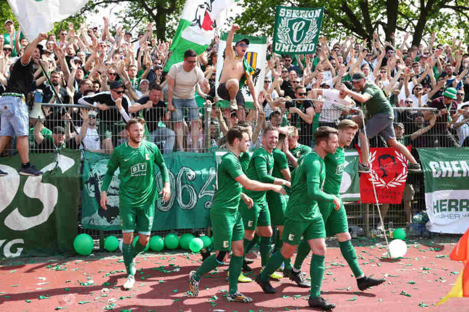 Grenzenloser Jubel bei den Fans nach dem Sieg beim FC Inter.
