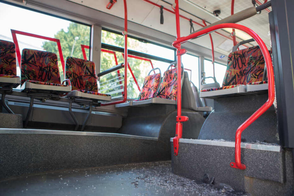 Ein Glasscheibe war zerborsten und schleuderte Glassplitter durch den Linienbus.