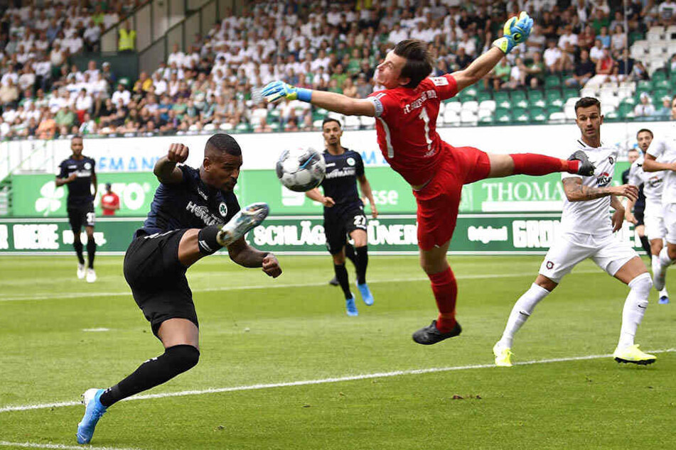 Daniel Keita-Ruel zieht ab, Martin Männel fliegt zum Ball.