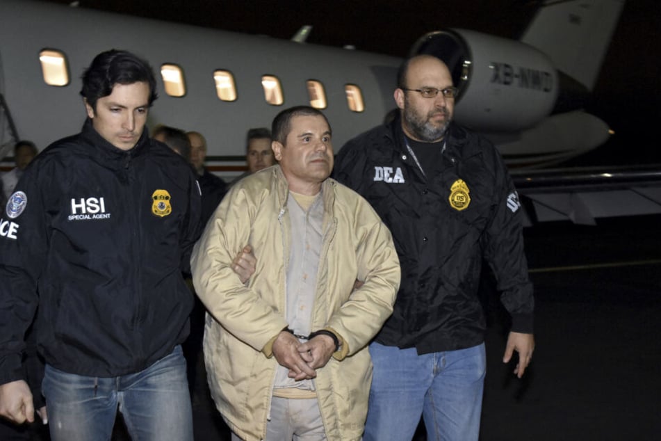 Drogenboss Joaquin "El Chapo" Guzman wird aus einem Flugzeug heraus geführt.