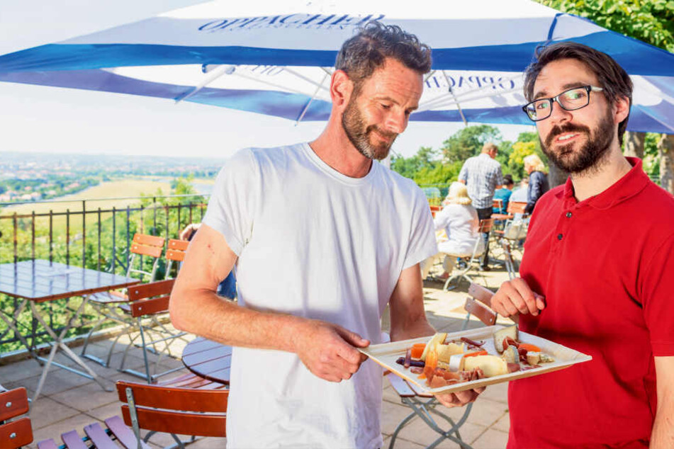 Die neuen Wirte vom Luisenhof: Matthieu Caziot (32, re.) und Nick Murphy (48)
auf der Terrasse. Name der Freiluftgaststätte: „INGEs“.