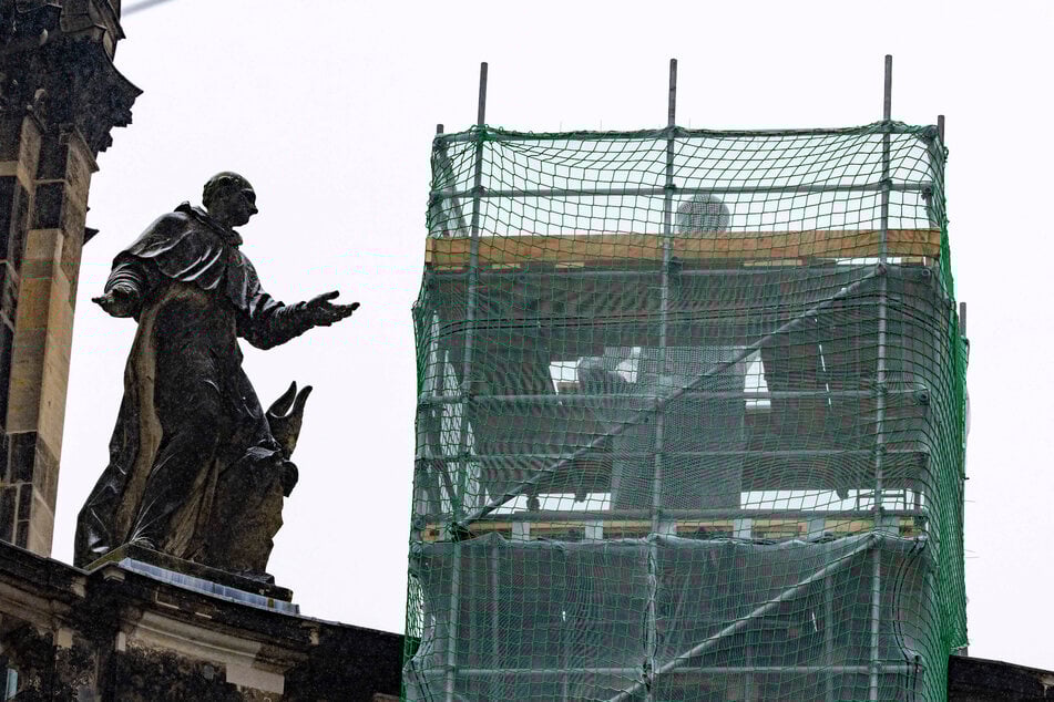 Der linke Arm an der Figur des Heiligen Franz von Assisi ist zu Boden gestürzt.