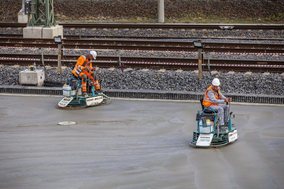 Erinnert ein wenig an Autoscooter: Mit sogenannten Flügelglättern düsten Arbeiter über die Betonschicht.