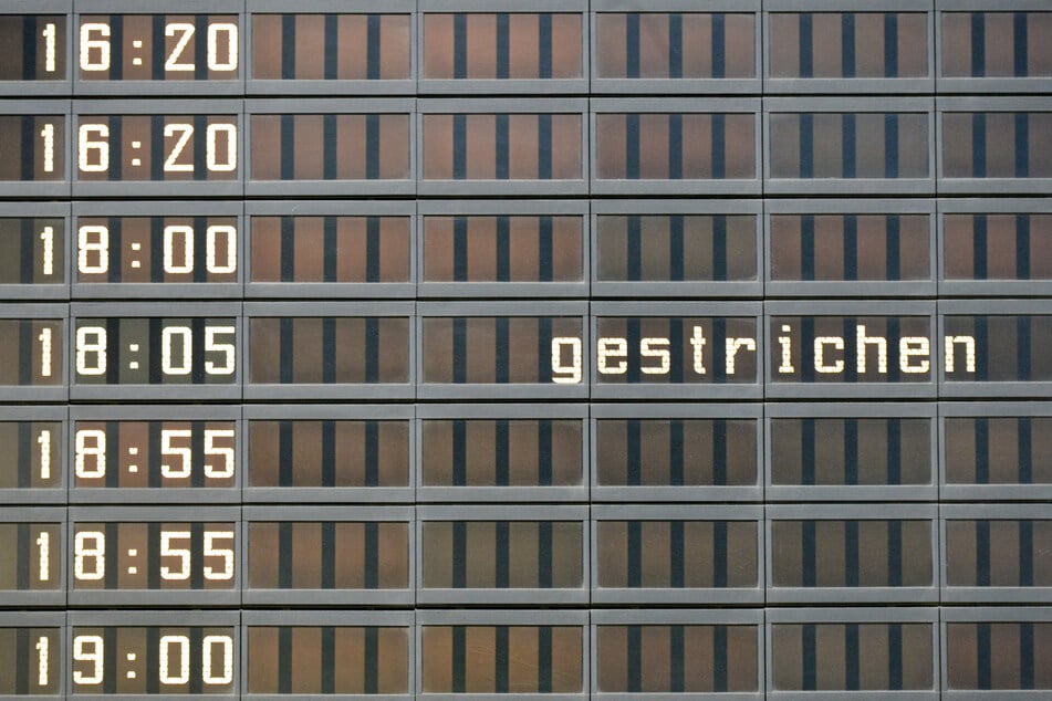 Inlandsflüge der Lufthansa sind ab Dienstagabend nicht mehr zu kriegen. (Archivbild)