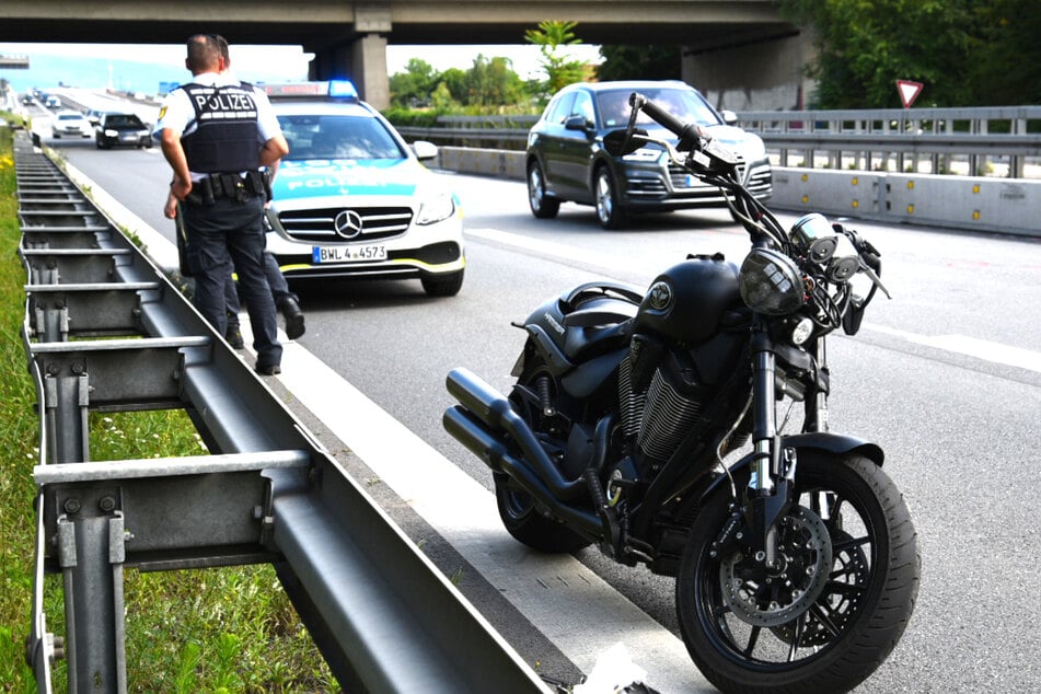 Die Polizei geht an der Unfallstelle ihrer Arbeit nach.