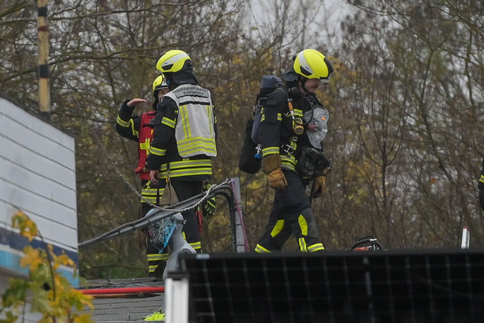 Die Feuerwehrleute mussten das Dach der Werkstatt ablöschen.