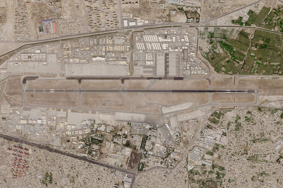 Ein Satellitenbild von Planet Labs Inc. zeigt den Flughafen von Kabul. In der afghanischen Hauptstadt Kabul hat es einem Medienbericht zufolge einen Raketenangriff gegeben.