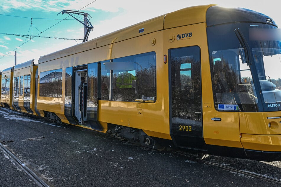 An der Haltestelle Schlehenstraße verließ der Geschädigte die Bahn und wurde von einem Duo angesprochen. (Archivbild)